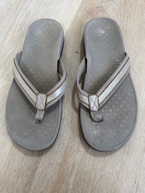 Vionic Taupe and Brown Thong Sandals